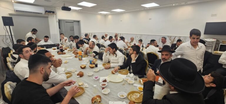 ארוחה חמה משותפת לבחורים ולצוות בחדר האוכל של ישיבת קרבנו