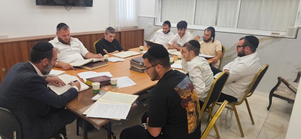 שיעור בקבוצה קטנה סביב שולחן בישיבת קרבנו