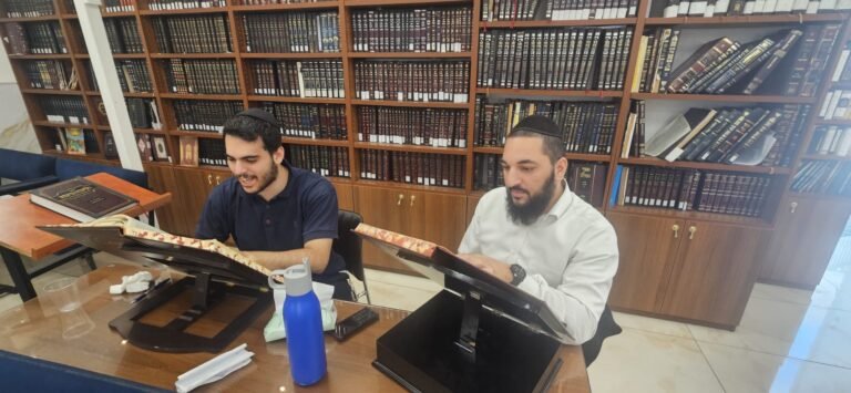 שני בחורים לומדים בספריית ישיבת קרבנו