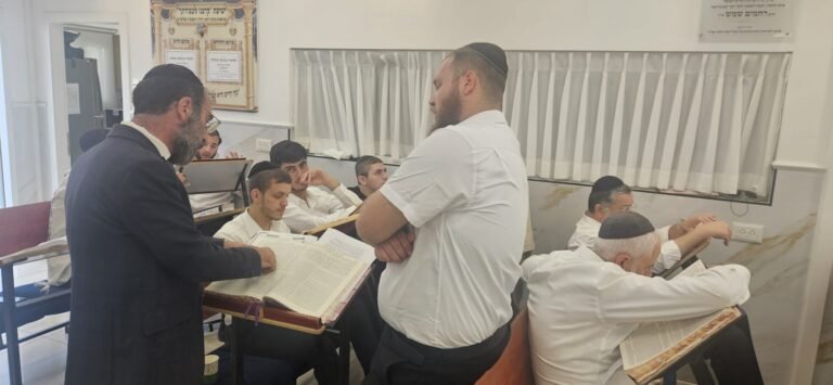 רב מדריך תלמידים בבית המדרש של ישיבת קרבנו