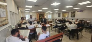 בחורים לומדים בבית המדרש של ישיבת קרבנו