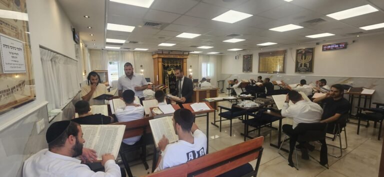 בחורים לומדים בבית המדרש של ישיבת קרבנו – ישיבה לבעלי תשובה בפתח תקווה