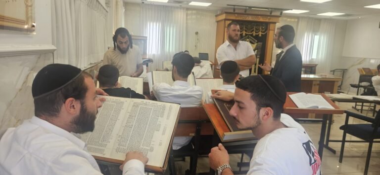 לימוד גמרא בחברותא בבית המדרש של ישיבת קרבנו